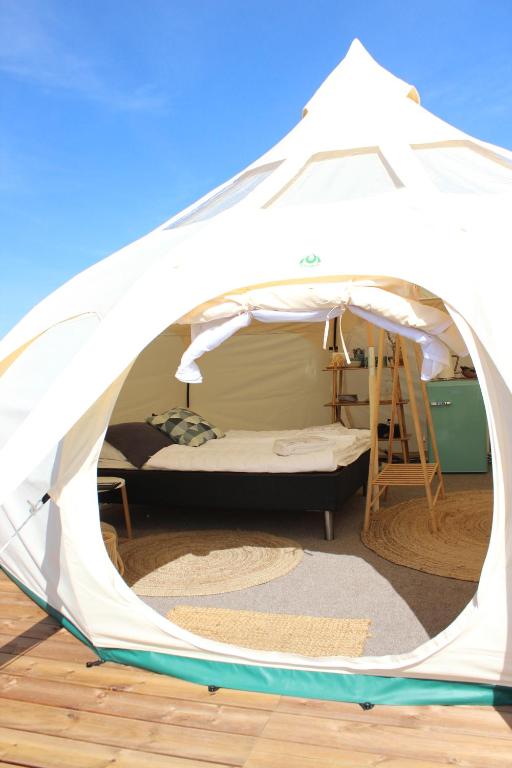 une tente avec un lit et une échelle à l'intérieur dans l'établissement Marsk Camp, à Skærbæk