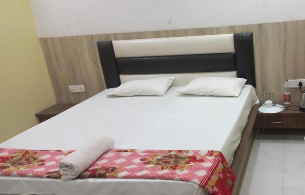 Robertsganj的住宿－STAYMAKER Hotel Raj Banquet，卧室配有一张大白色床和红色毯子