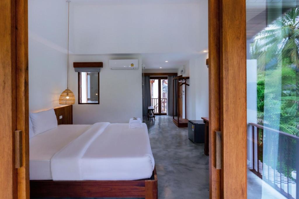 Postel nebo postele na pokoji v ubytování Phang Nga Origin Hotel