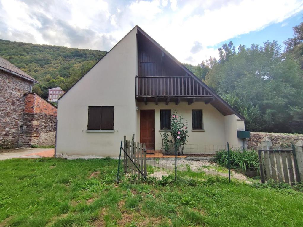 une maison blanche avec un toit noir dans l'établissement Le chant de la Pique, maison T4, jardin, parking gratuit, wifi, 6 personnes, à Luchon