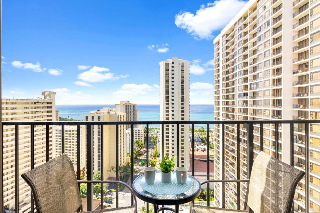 een balkon met een tafel en stoelen en gebouwen bij Great Ocean & Diamond Head View Condo with Free Parking! in Honolulu