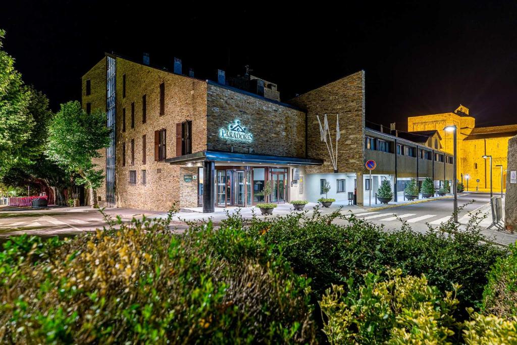 a building on a city street at night at Parador De La Seu D'urgell in La Seu d'Urgell