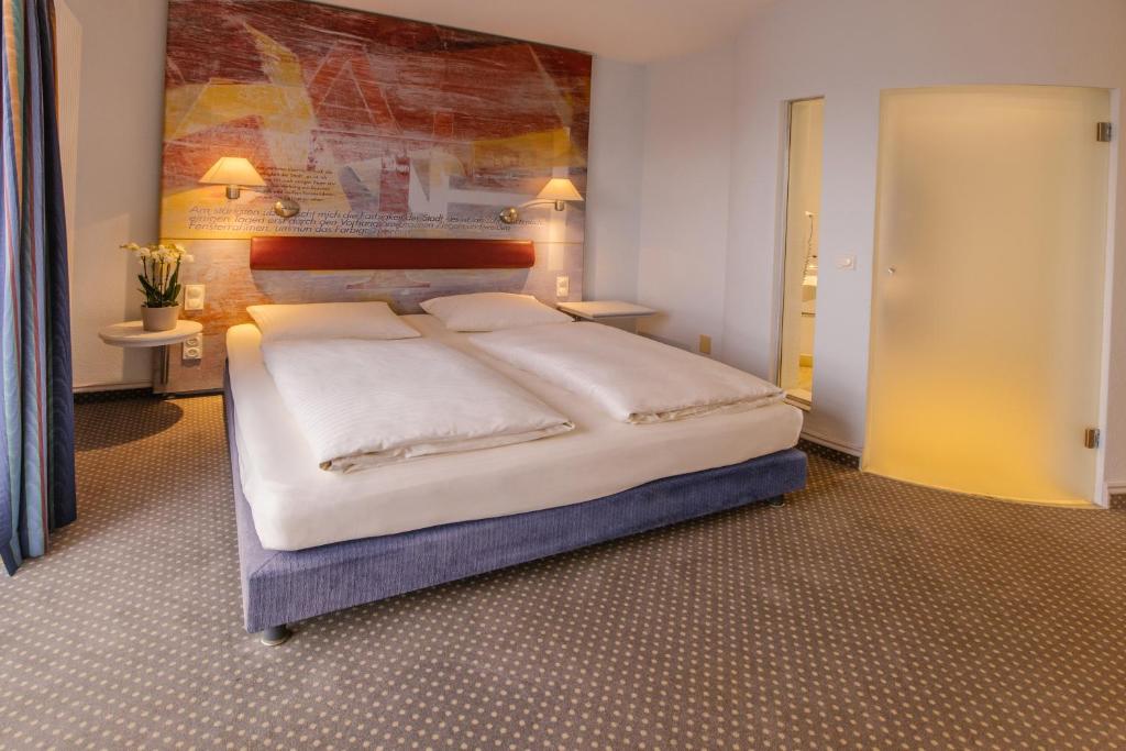 a bedroom with a large bed in a room at Romantik Hotel Gasthaus Rottner in Nuremberg