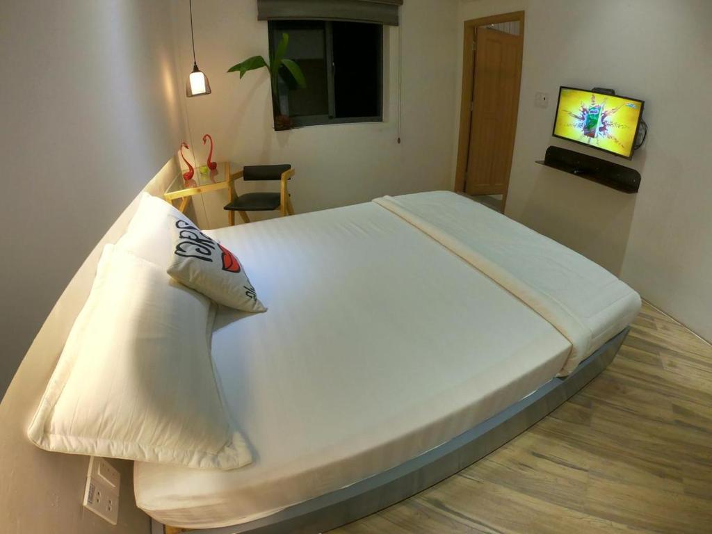 a large bed in a room with a tv at ANVIEN MOTEL in Phu Quoc