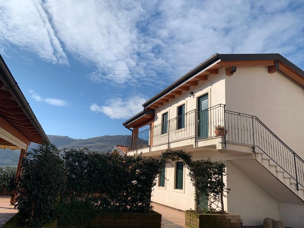 een huis met een balkon aan de zijkant bij La Pietra Nera in San Giovanni Ilarione