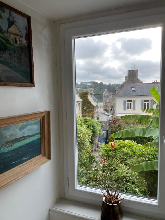 - une fenêtre avec vue sur l'océan dans l'établissement Appartement de 1634 avec balcon au sud sur jardin en plein cœur historique, à Tréguier