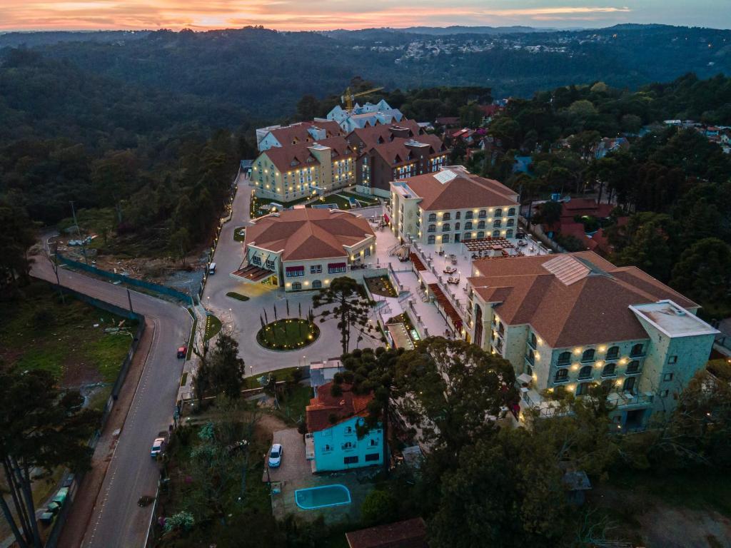uma vista aérea de um resort com uma estrada e edifícios em Buona Vitta Gramado Resort & Spa by Gramado Parks em Gramado