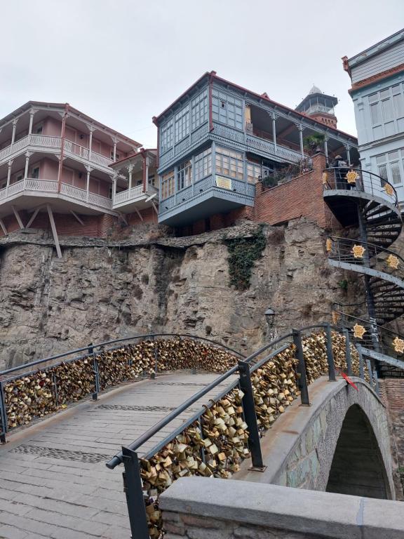 een stenen muur met een trap en enkele gebouwen bij DUPLEX in Tbilisi City