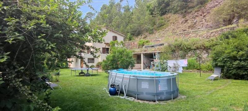 een huis met een zwembad in een tuin bij La maison d'à côté in LʼEstréchure