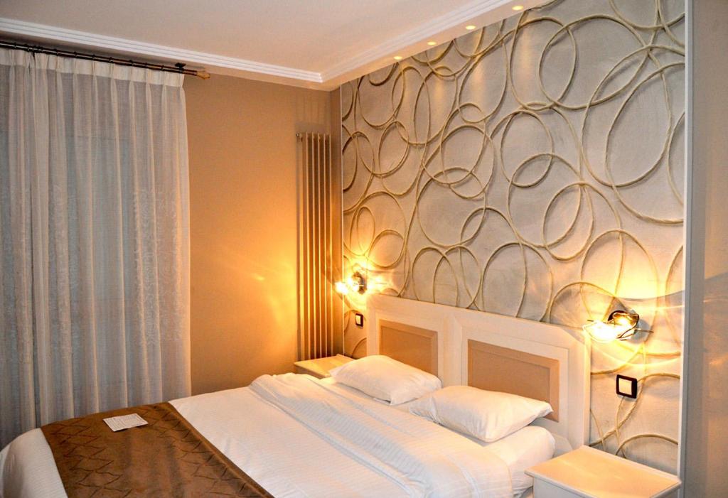 Postel nebo postele na pokoji v ubytování Logis Hôtel Restaurant Le Fruitier
