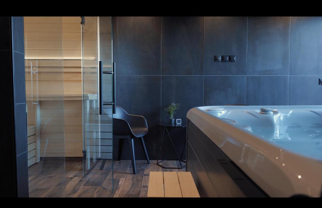 Et badeværelse på Gîte Le guillaume et espace bien-être privatisé de 20h30 à 22h30, jacuzzi, hammam, sauna