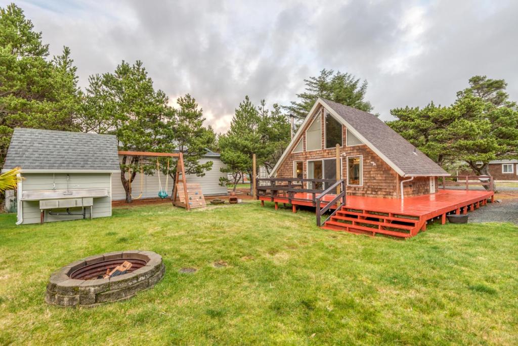 a large yard with a house and a fire pit at Silver Star in Rockaway Beach