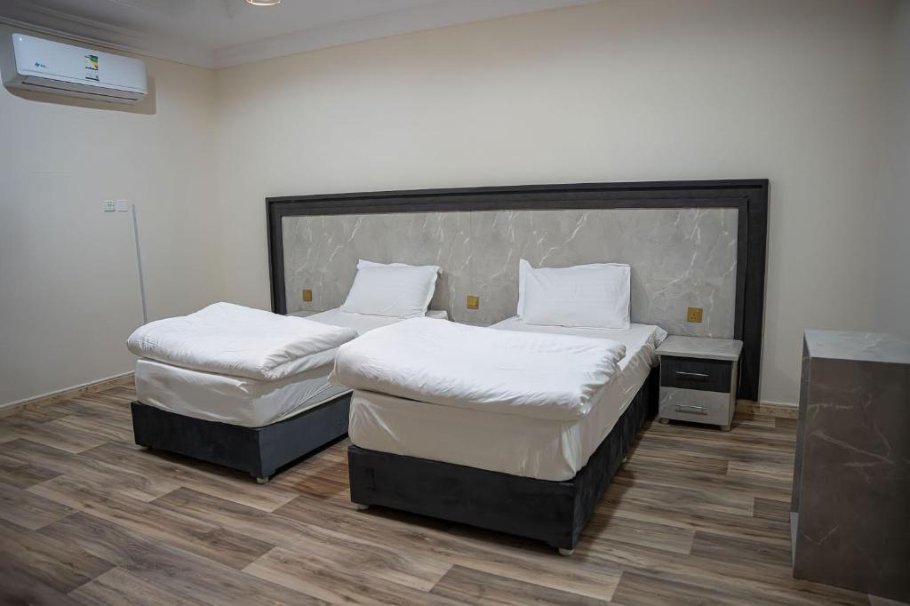Habitación con 2 camas individuales en sky hotel en Al Ula
