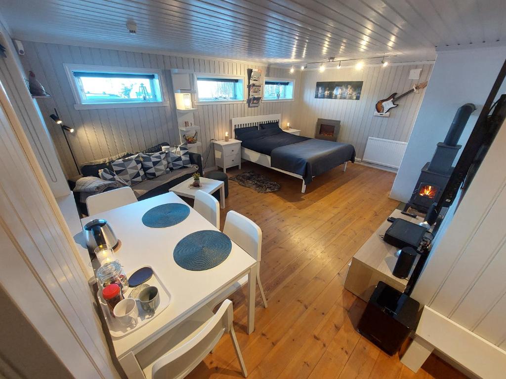 un soggiorno con divano e tavolo di In Love With Norway a Larvik