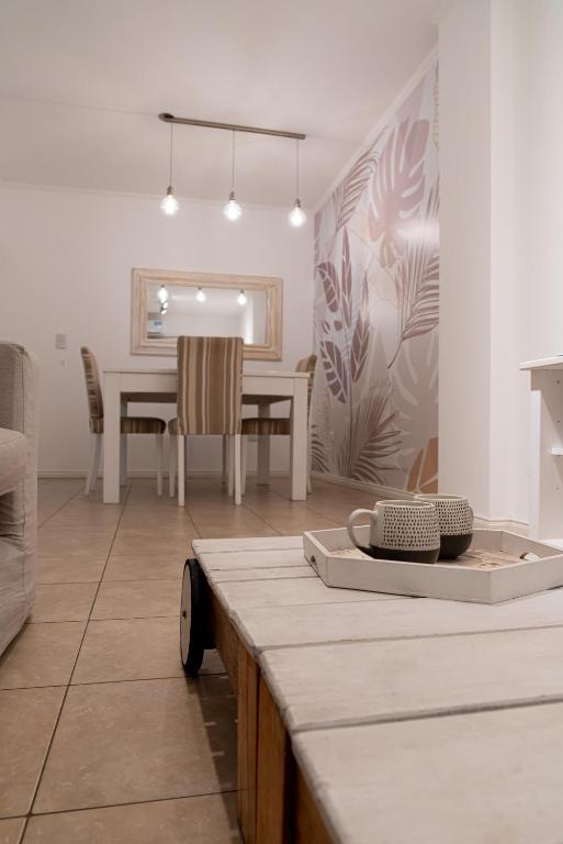 a dining room with a table and a dining room at Departamento Laura con Cochera in Villa María