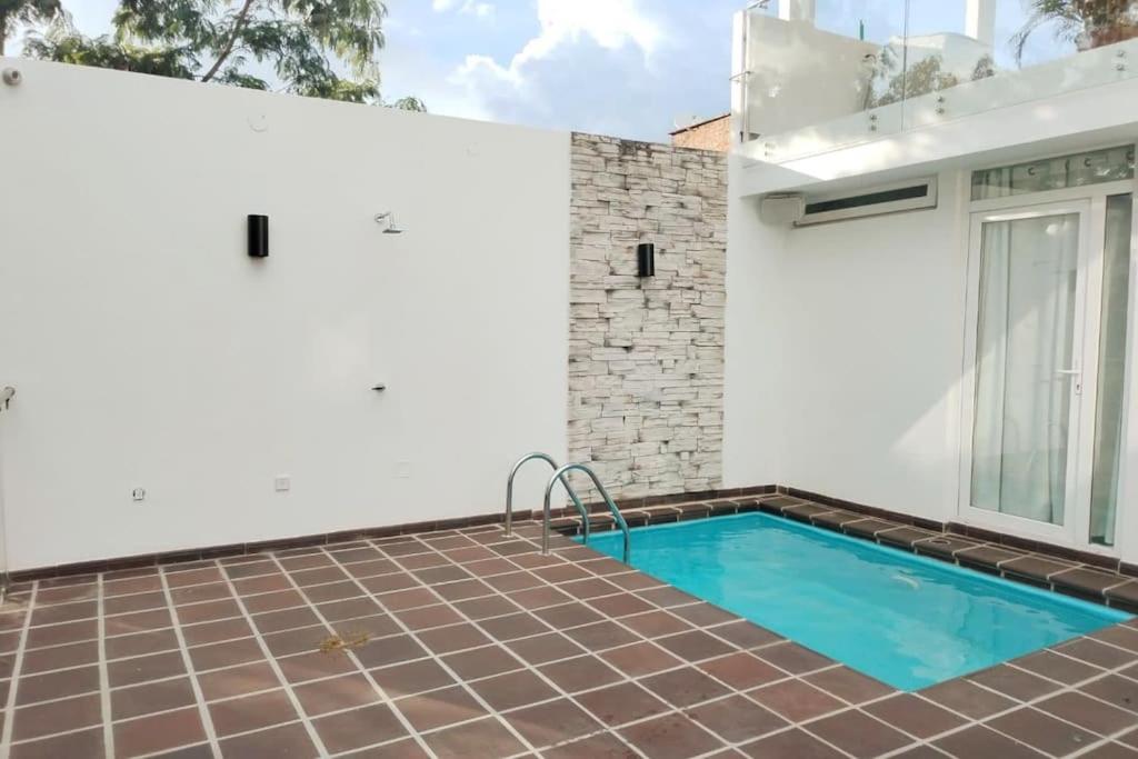 una piscina nel cortile di una casa di Espectacular casa con piscina privada y vistas a Los Patios