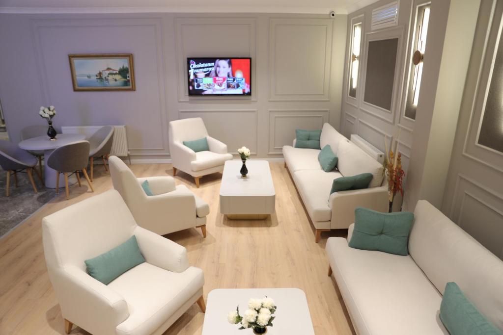 TV a/nebo společenská místnost v ubytování Turkuaz Hotel