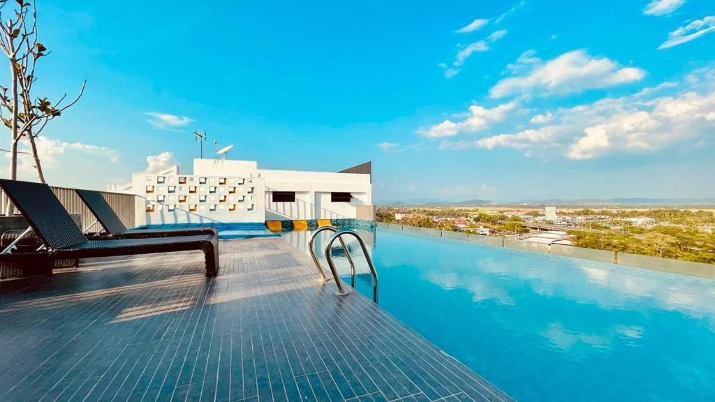 Aussicht vom Dach eines Gebäudes mit Pool in der Unterkunft CityViu at Imperio Professional Suites in Alor Setar