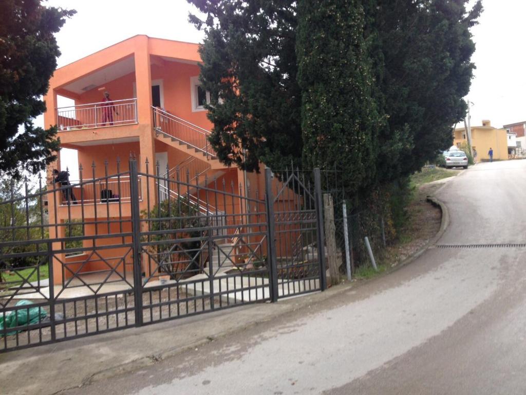 een huis met een ijzeren poort aan de kant van een straat bij Ruza vetrova in Bar