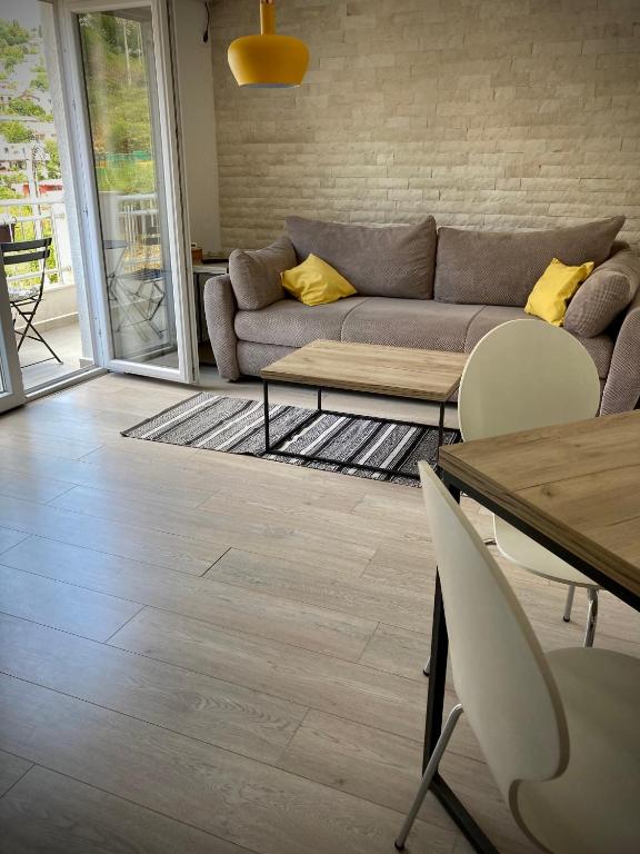 Apartments Mrdak - Apartment With Terrace