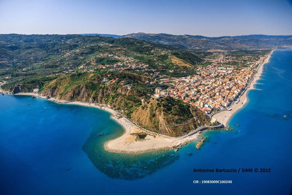 una vista aérea de una isla en el océano en B&B del Centro, en Capo dʼOrlando