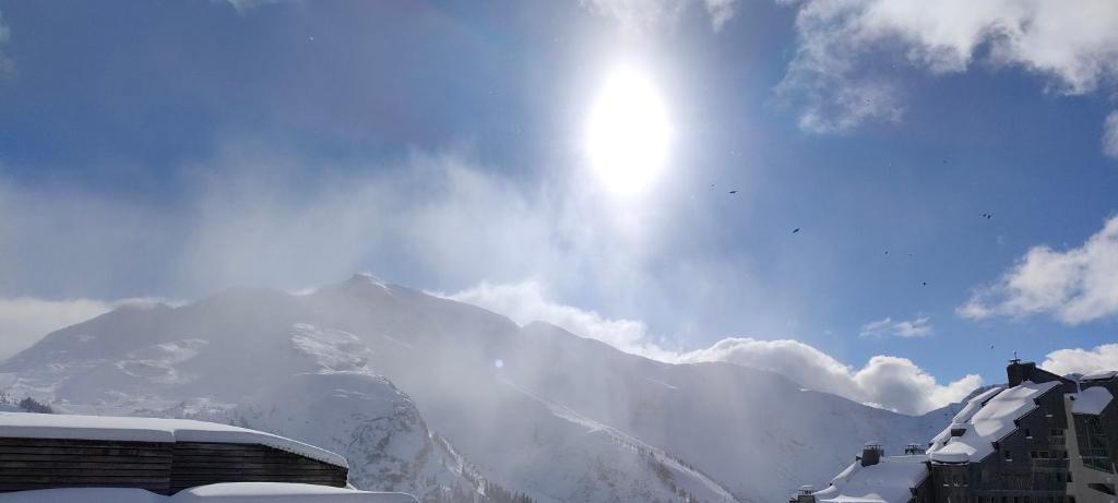 Avoriaz cocooning في أفورياز: جبل مغطى بالثلج مع الشمس في السماء