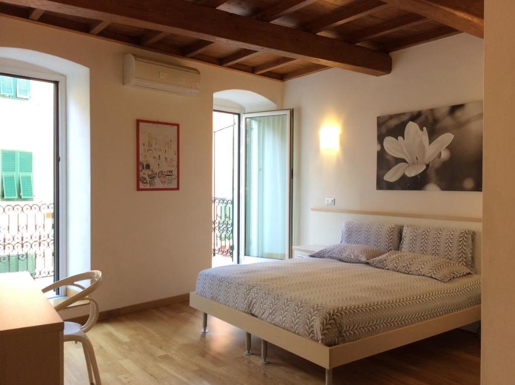 リオマッジョーレにあるラ ドルチェ ビータの窓付きの部屋にベッド付きのベッドルーム1室があります。