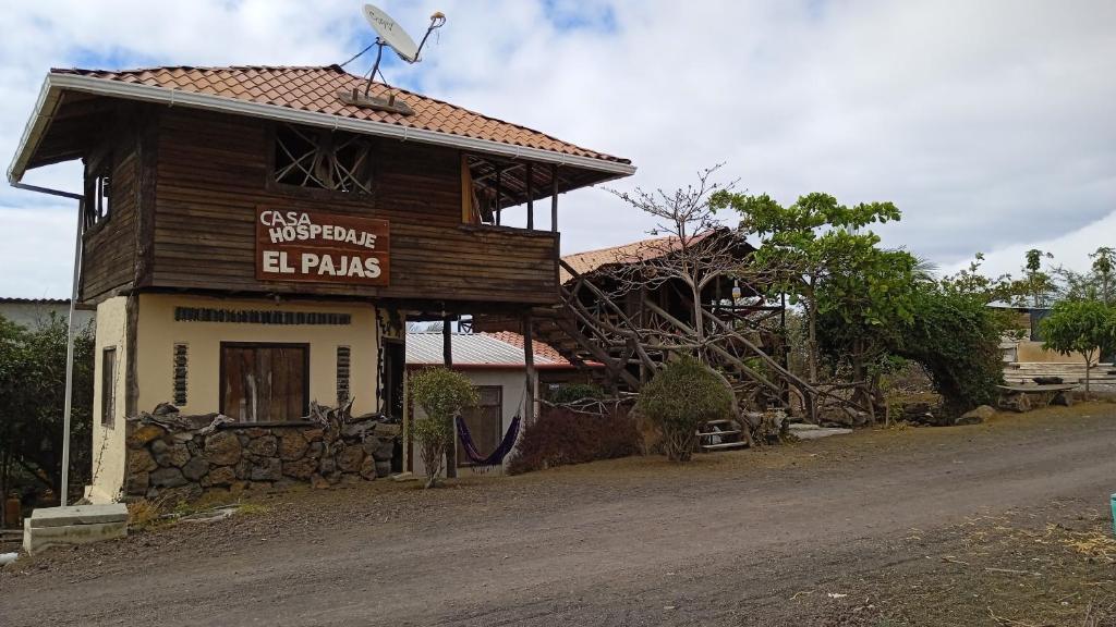 a building with a sign that says e pinks at El Pajas in Puerto Velasco Ibarra