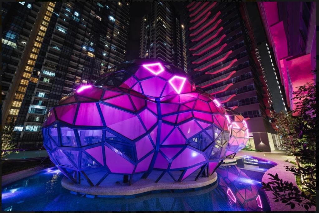 een paarse glazen bol met lichten op een gebouw bij ARTE+ Jalan Ampang in Kuala Lumpur