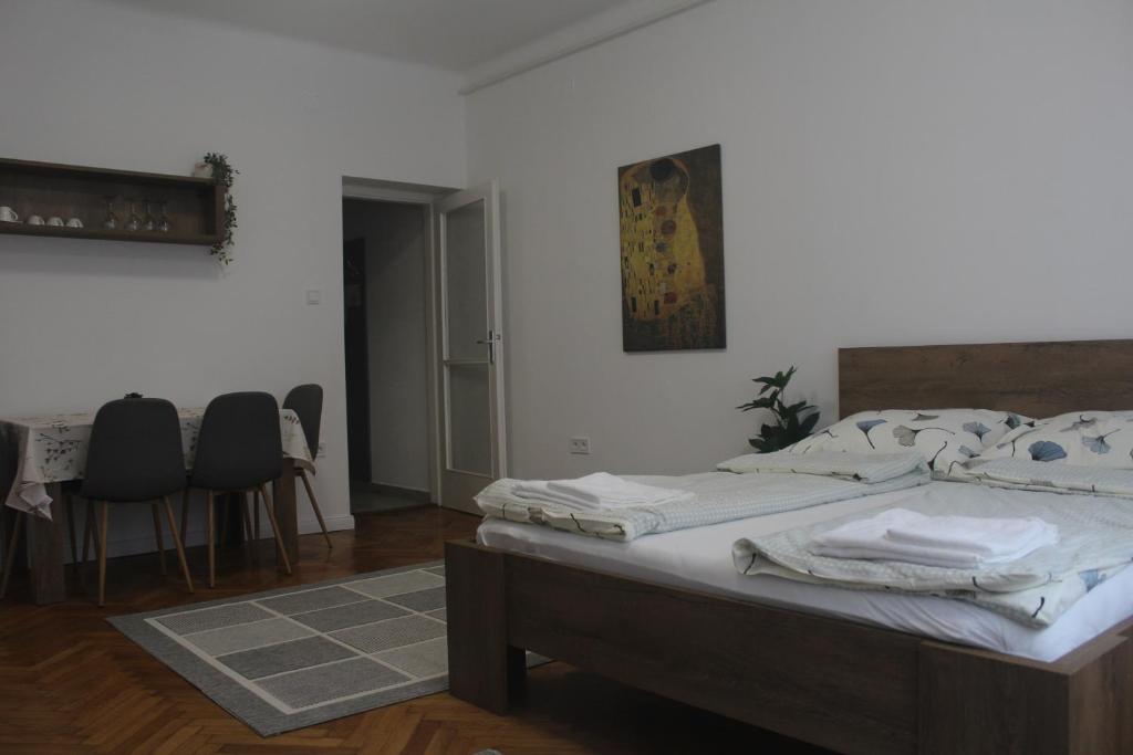 Posteľ alebo postele v izbe v ubytovaní Downtown Studio Apartman