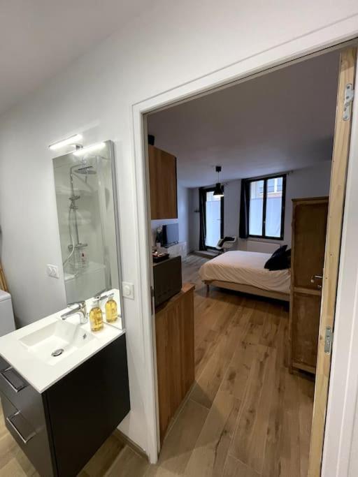 Posteľ alebo postele v izbe v ubytovaní ALP Chartres - Cosy studio au cœur de Chartres avec Parking