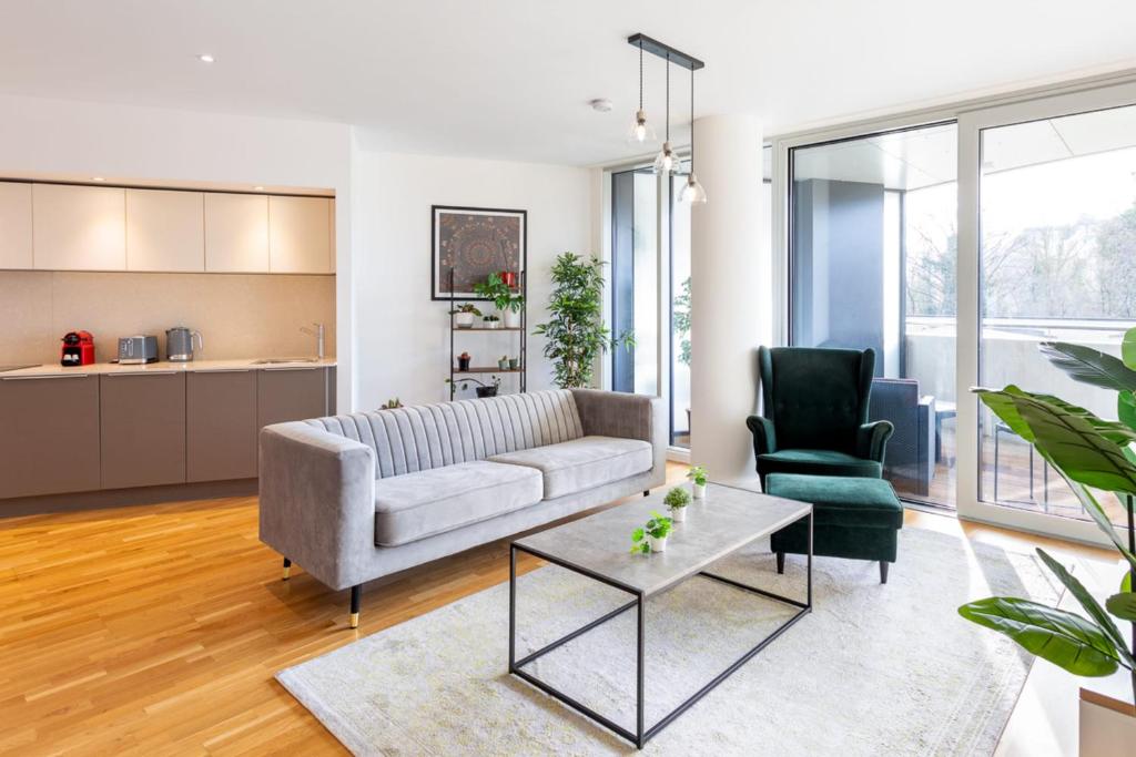 倫敦的住宿－Modern Chiswick Apartment，客厅配有沙发和桌子