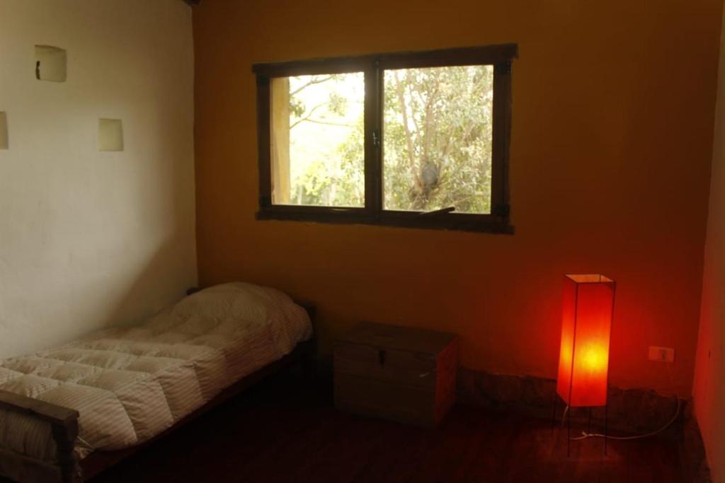 Casa de adobe amarilla.