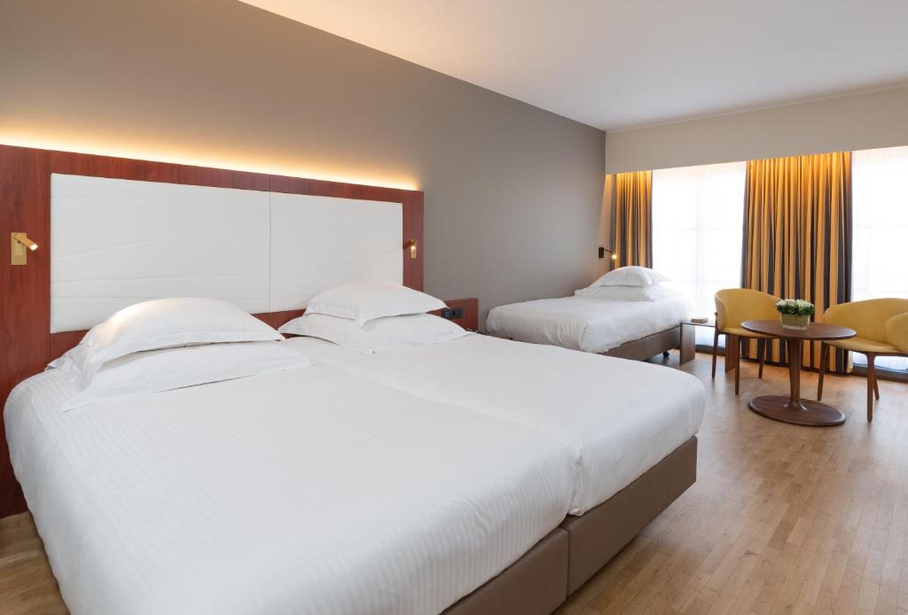 Postel nebo postele na pokoji v ubytování Rosenburg Hotel Brugge