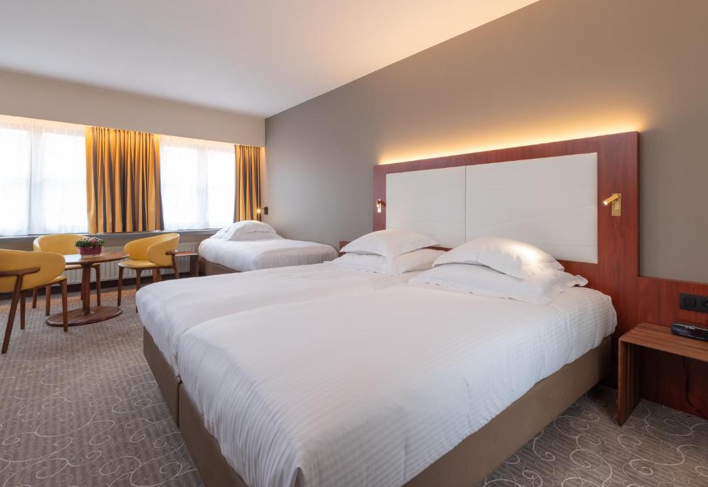 Postel nebo postele na pokoji v ubytování Rosenburg Hotel Brugge