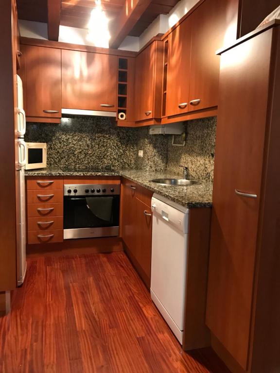 Kuchyň nebo kuchyňský kout v ubytování Apartament Dúplex de Can Bota Avet-p