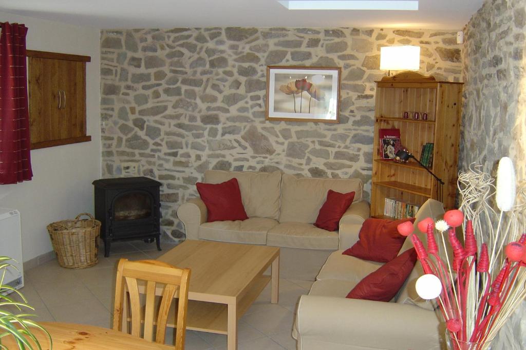 uma sala de estar com um sofá e uma mesa em Holiday home Gîte rural Côté Fagnes em Jalhay