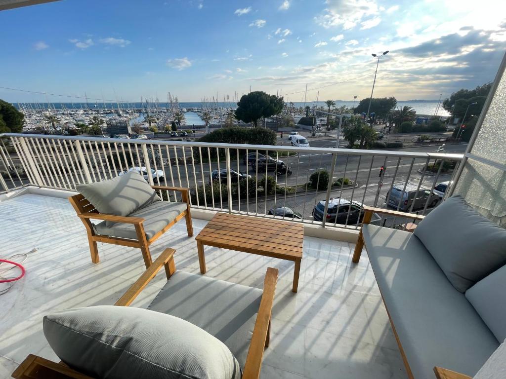 einen Balkon mit Blick auf einen Parkplatz in der Unterkunft Appartement bord de mer avec piscine in Saint-Laurent-du-Var