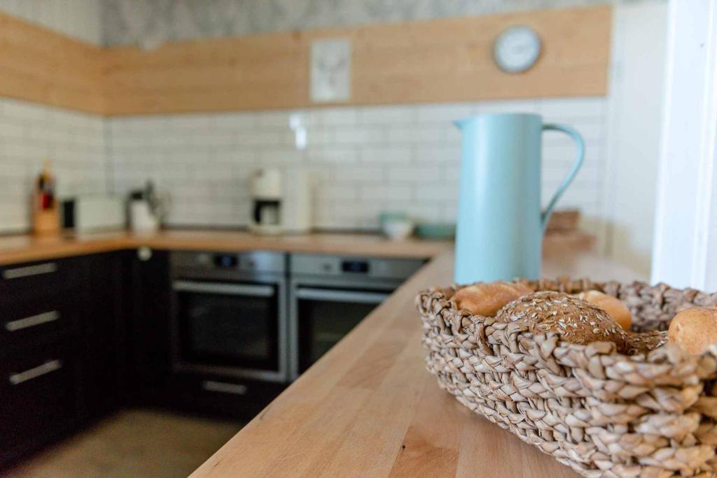 a basket of bread sitting on a counter in a kitchen at Mehrfamilienhaus auf Fehmarn 800m zum Strand in Fehmarn