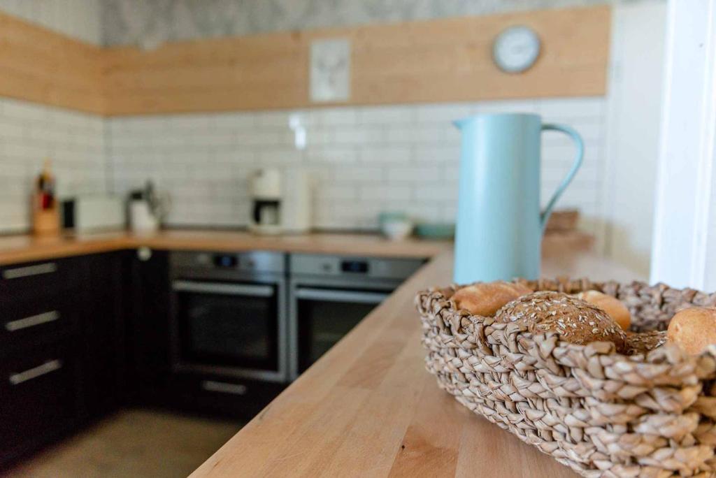 a basket of bread sitting on a counter in a kitchen at Mehrfamilienhaus auf Fehmarn 800m Luftlinie zum Strand in Fehmarn