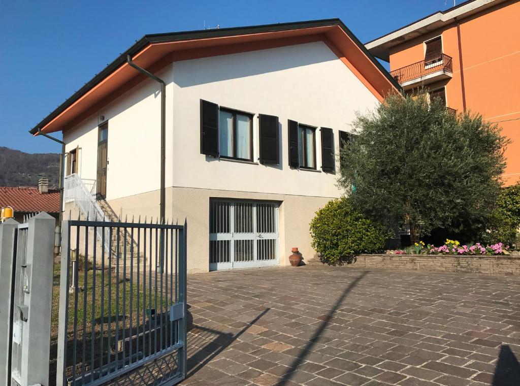 dom z bramą przed nim w obiekcie Villino Carla w mieście Lipomo