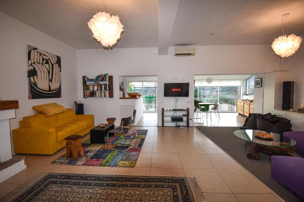 Posedenie v ubytovaní Maison Fesch, vue panoramique, 120m2, Piscine, 3ch