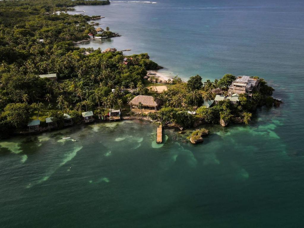 una vista aérea de una isla en el agua en CasaCoral Hotel, en Puerto Limón