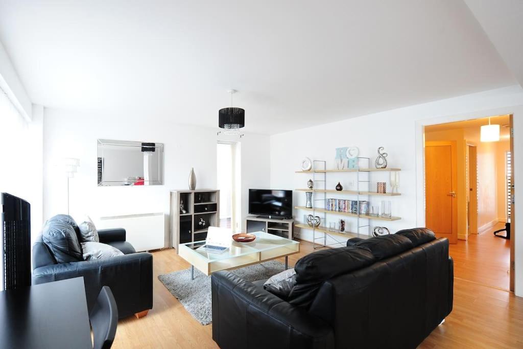 Posezení v ubytování Beautiful 2 Bed City Centre Apartment by Greenstay Serviced Accommodation - Secure Parking With Fast Wi-Fi, Sleeps 4 - Perfect For Contractors, Business Travellers, Couples & Families - Long Stays Welcome