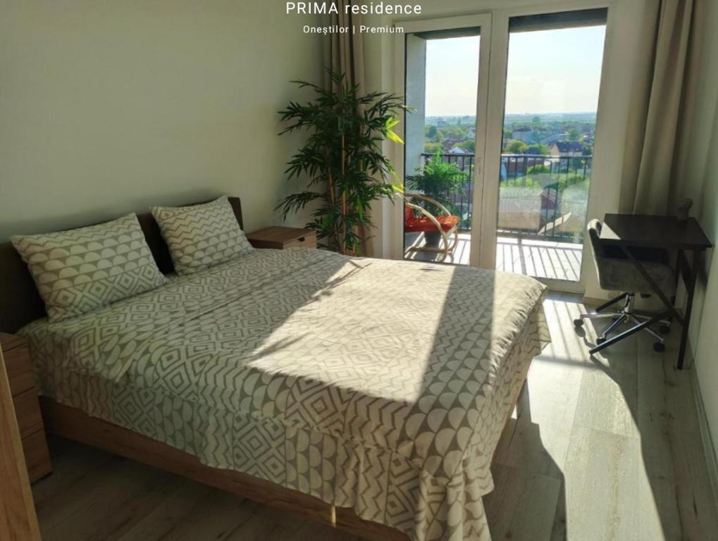 um quarto com uma cama e uma grande janela em Summer Haven- self check-in, parking, netflix, terrace, near mall em Oradea