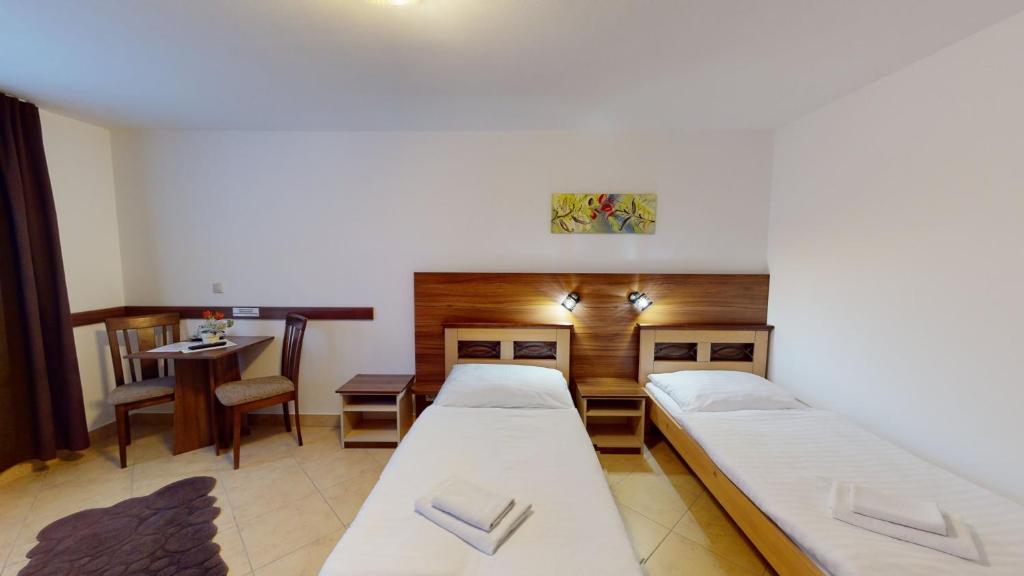 Postel nebo postele na pokoji v ubytování Garni Hotel Fatra