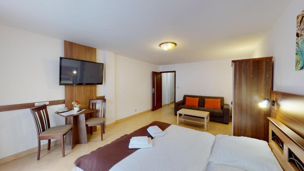 Postel nebo postele na pokoji v ubytování Garni Hotel Fatra