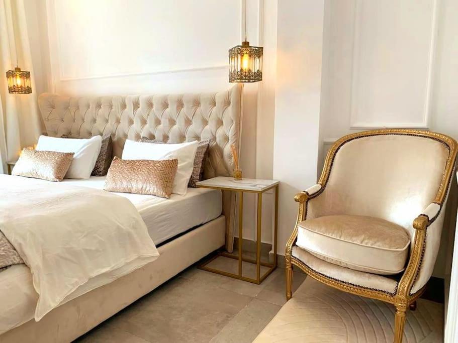 - une chambre avec un grand lit et une chaise dans l'établissement Tranquilo ,Acogedor y Comodo, à Casablanca