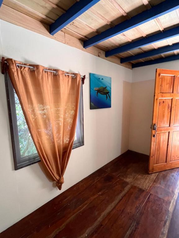 Hostel Tuanis Surf Camp - Chambre Double Avec Balcon