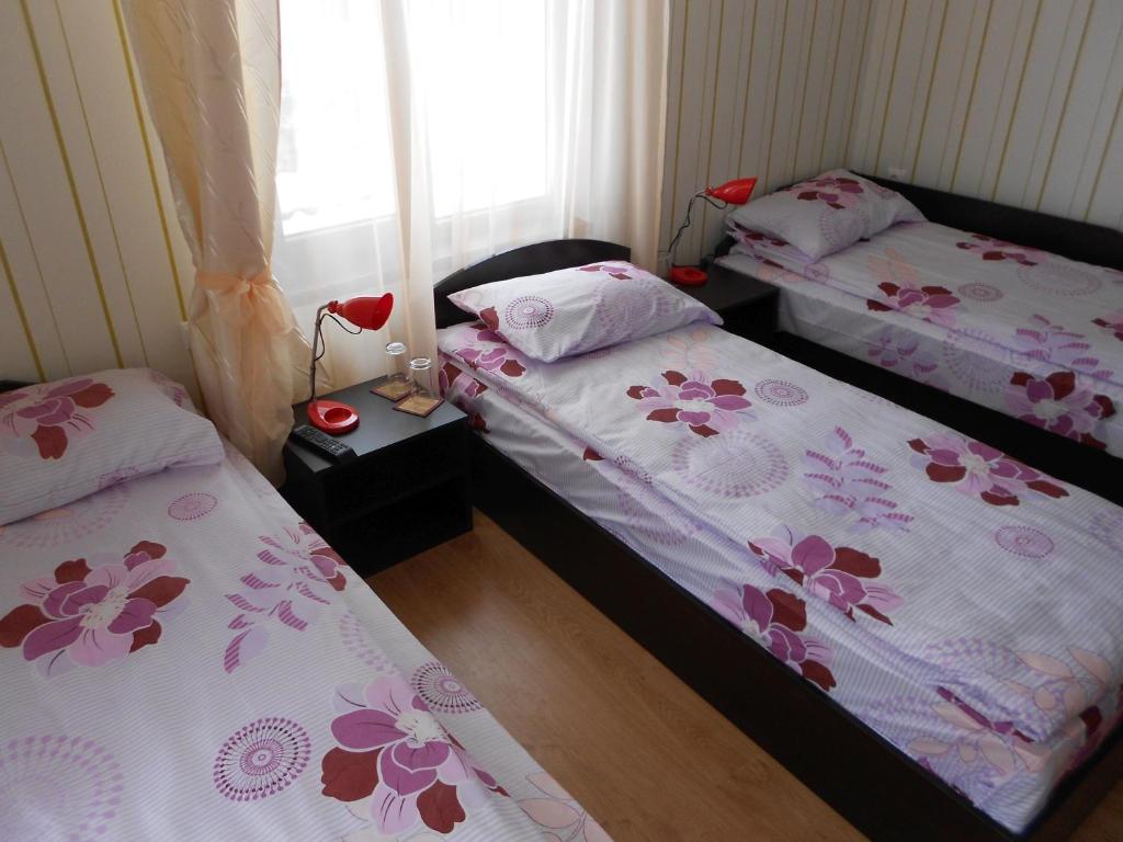 Postel nebo postele na pokoji v ubytování Guest House Tsenovi